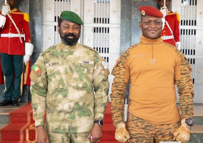 Le Colonel Assimi Goïta et le Capitaine Ibrahim Traoré élevés à la dignité de Grand-Croix dans l’Ordre National du Niger, à titre exceptionnel