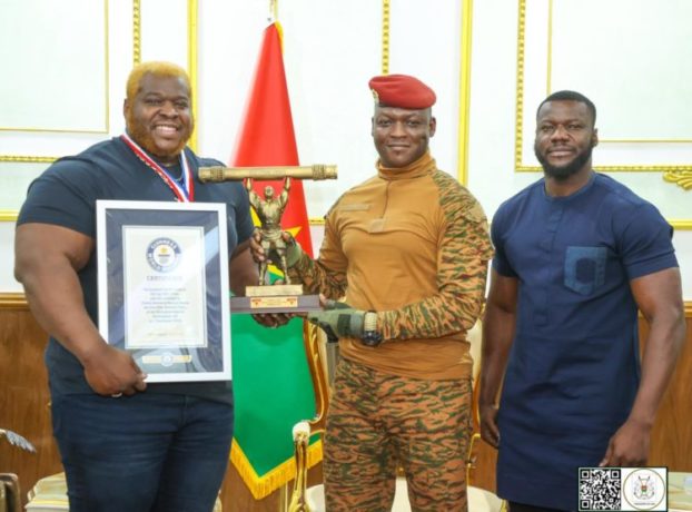 Log lift : Le champion du monde présente son trophée au Président du Faso